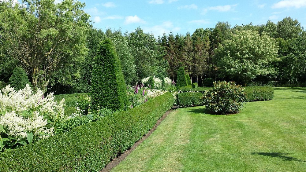 Ook de prachtige tuinen in Lageland zijn in die periode te bewonderen en er worden ter plekke rondleidingen gegeven. Foto: ©Harm Hillinga, 2010. 